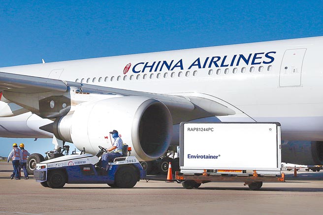 我方自购的45.8万剂AZ疫苗，10日由华航班机从曼谷运抵桃园机场，装载疫苗的冷冻货柜卸下后，立即由地勤人员拖走。（范扬光摄）