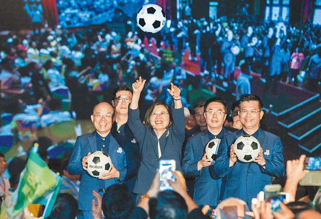 2018年7月蔡英文总统率党内县市长参选人造势。（本报资料照片）