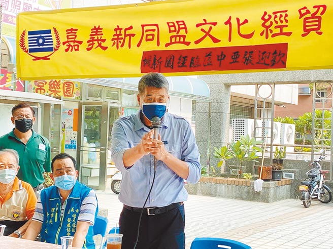 國民黨黨主席候選人張亞中10日到嘉義市經國新城與基層黨員座談。（張亦惠攝）