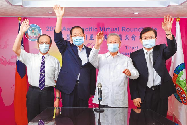 「2021亞太視訊圓桌會議視訊論壇」10日舉行，亞盟中華民國總會祕書長劉廣平（右起）、世盟總會長饒穎奇、亞盟理事會主席暨中華民國總會理事長曾永權、亞盟祕書處祕書長李呈祥，揮手向各地透過連線參與的分會長致意。（姚志平攝）