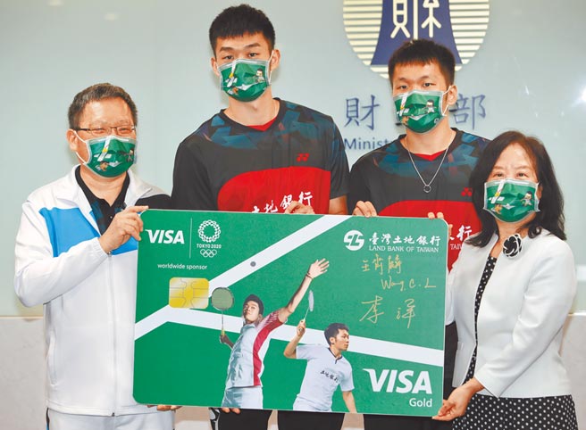 財政部長蘇建榮（左一）10日與土銀羽球隊會面，在李洋（右二）與王齊麟（左二）的見證下，土銀董事長謝娟娟（右一）特別致贈東奧土銀VISA卡給他。（季志翔攝）