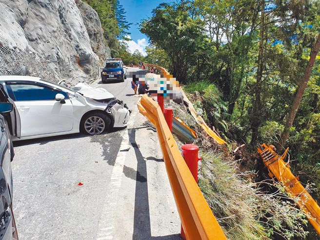 台8线中横公路发生吊车下滑意外，撞击到等待通行的小轿车，母女2人死亡。（警方提供／王志伟花莲传真）