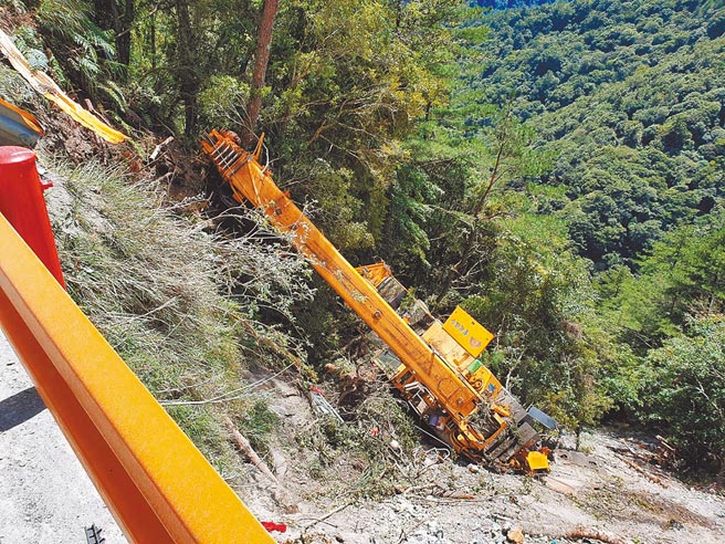 台8线中横公路发生吊车下滑意外，撞击到等待通行的小轿车，母女2人死亡。（警方提供／王志伟花莲传真）