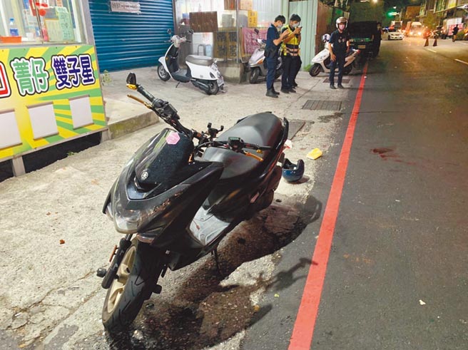 新北市三重區五華街10日凌晨4時許發生恐怖血案，25歲林男疑與人相約談判，遭仇家以車衝撞、追砍倒地不起，經送醫後不治，警方依殺人罪全力查緝嫌犯中。（翻攝照片／戴上容新北傳真）