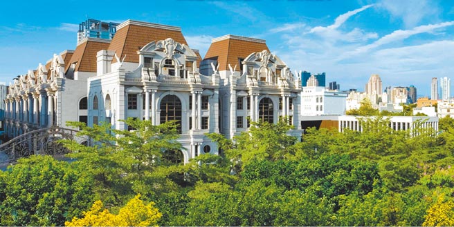 「赫里翁城堡」面萬坪公園，為獨棟雙併、電梯豪墅。（興富發提供）