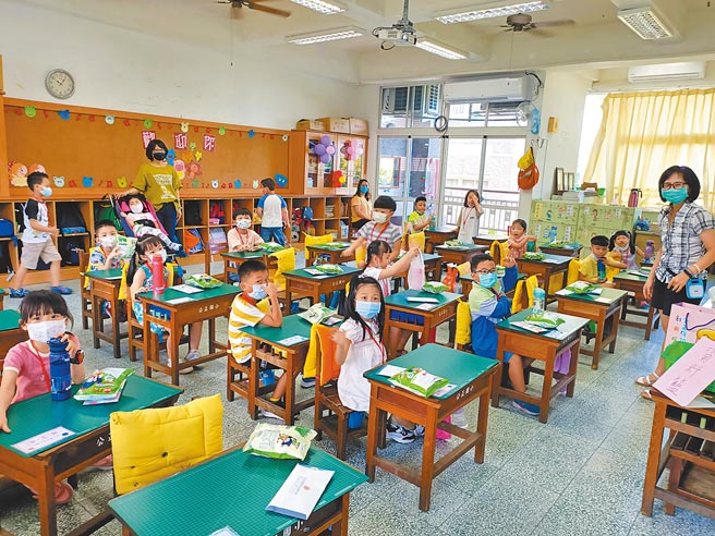 宜兰县长林姿妙10日宣布，因应新一波的新冠肺炎疫情，宜兰县的学校只要有1名学生确诊，全校立即停课14天。（胡健森摄）