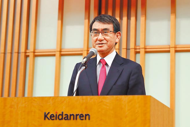 自民党总裁改选，日本行政改革大臣兼疫苗协调大臣河野太郎在民调中领先，河野须在383张地方选举人票中取得压倒性优势，加上383位党籍国会议员中的跨派系少壮派支持，始有机会胜出，且一定须在首轮中即过半，不能进入第二轮投票，交由派阀决定总裁谁属。（新华社）