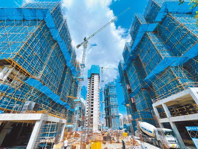 大陆今年以来严厉打房，已有10几家地产商跳票，更有大型地产商被官方约谈，三、四线城市则削价竞争，让大陆官方日前发布「限跌令」。（中新社）