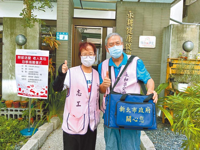 永和區有一群志工除了日常送餐服務外，中秋節前夕都會加碼分送月餅關心區內獨居長者，75歲志工周本善自《中國時報》退休後投入送餐志工行列（圖右），11年來不間斷，他笑稱，「我們不只送餐點，還外送關懷跟陪伴。」（葉書宏攝）