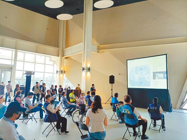 台中市议会交通地政委员会10日前往「台中海洋生态馆」考察，并提出多项建言。（陈淑娥摄）