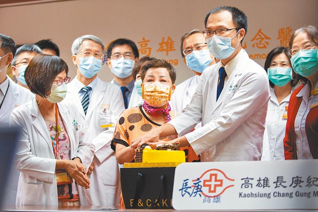 68岁林姓妇人（中橘衣者）25年前误饮含有守宫木成分的减肥茶导致肺部严重纤维化，今年2月经高雄长庚医院移植团队成功换肺，如今可以随时随地跳舞，找回健康与自信。（袁庭尧摄）