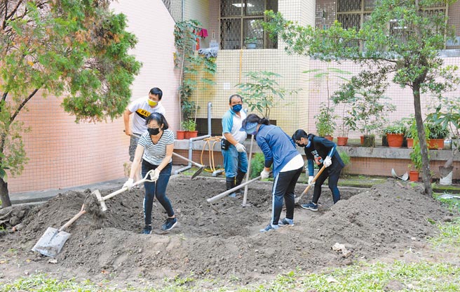 避免蛙鸣扰邻，屏东市建国国小家长主动协助另辟生态池。（林和生摄）
