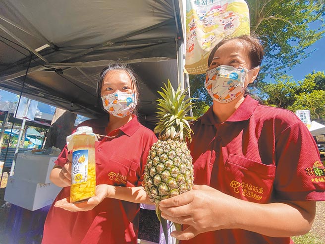 花东米其邻农业体验嘉年华活动10日在台东铁花新聚落登场，农会推凤梨醋体验。（蔡旻妤摄）
