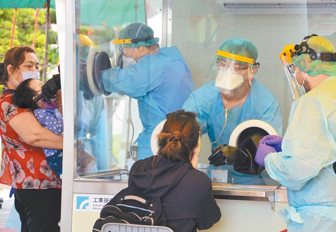 澎湖10日起重启机场及港口入境快筛，也开放第8期AZ疫苗预约。（陈可文摄）