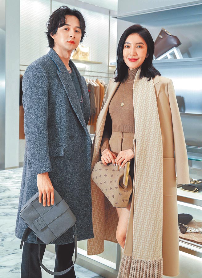 杨谨华（右）与张轩睿在戏中饰演爱侣，合体出席FENDI秋冬新装发表会，杨谨华当场买下身上要价逾13万的FENDI外套。（FENDI提供）