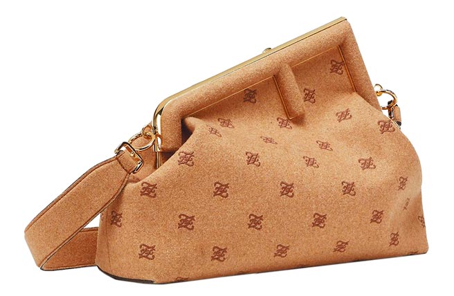 FENDI驼色法兰绒FENDI First Medium手拿包，10万6000元。（FENDI提供）