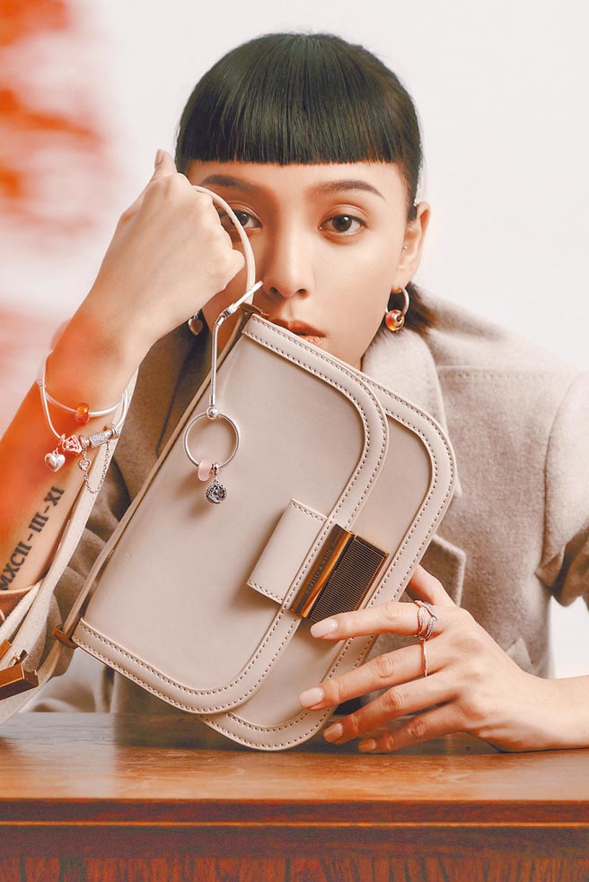 PANDORA秋冬新品充滿濃秋意，紅色愛心的溫暖，有結實纍纍的富饒。（PANDORA提供）