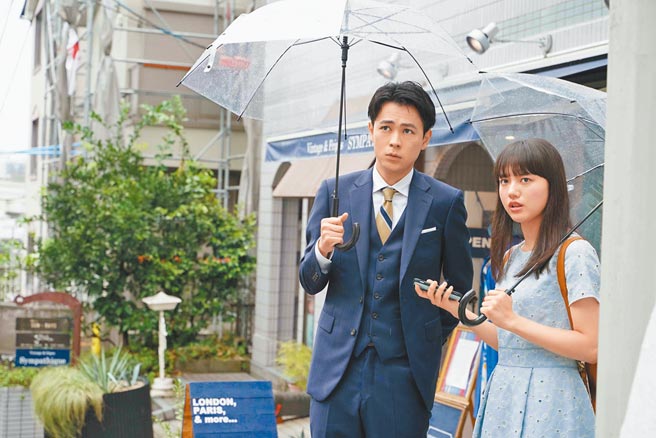 清原果耶（右）在《老師！你會不會談戀愛》中直白對成田淩說「老師你很帥，可惜太怪了」。（天馬行空提供）