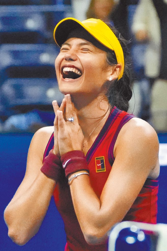 18岁英国小将拉杜卡努成为史上首位能从会外赛闯进大满贯决赛的职业选手，4强获胜后露出招牌的甜美惊喜笑容。（路透）