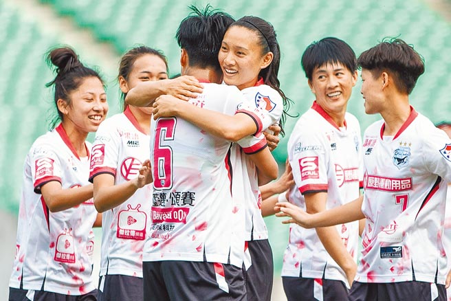 前国脚包欣玄（右三）将回美投入半导体产业，相当不舍在台湾认识的女足姐妹们。（中华足协提供）