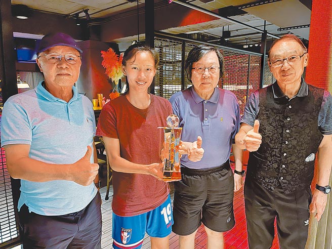 中华足协理事长邱义仁（右二）、前国安局长许惠佑（左一）与中华女足领队龚元高（右一）颁赠「女足之光」奖座给包欣玄。（李弘斌摄）