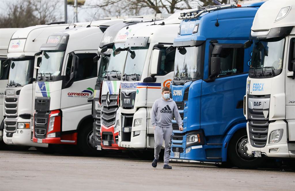 疫情爆发后，一名货车司机走过英国Ashford国际货车停靠站。（图／路透）(photo:ChinaTimes)