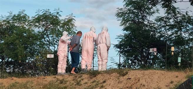 璨树颱风来袭，沿海风大浪高，两岸最近的小金门今天清晨却查获1名大陆偷渡客，让全程跟监掌握的岸巡干员也摇头：「真的不怕死！」（民眾提供）