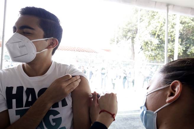 最新美国研究指出，青少年接种辉瑞/BNT疫苗后，因为心肌炎住院的风险高于染新冠住院的风险。（资料照／TPG、达志影像）