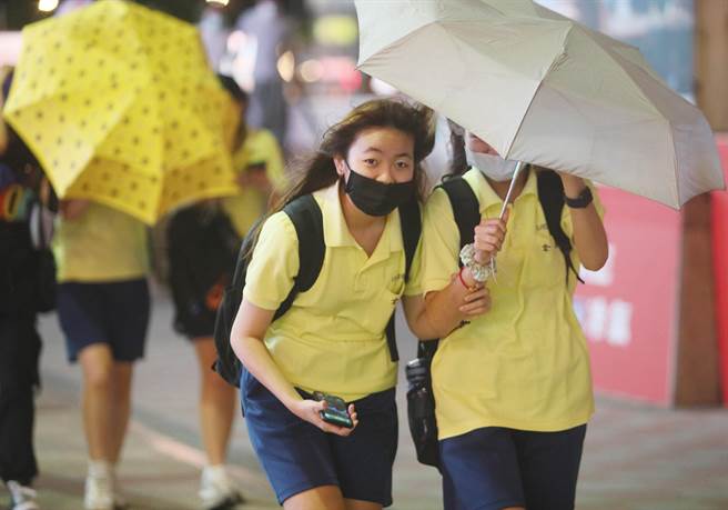 中央气象局表示，目前璨树位于花莲东南东方70公里海面上，暴风半径200公里，即全台都笼罩在暴风圈中。（资料照，陈怡诚摄）