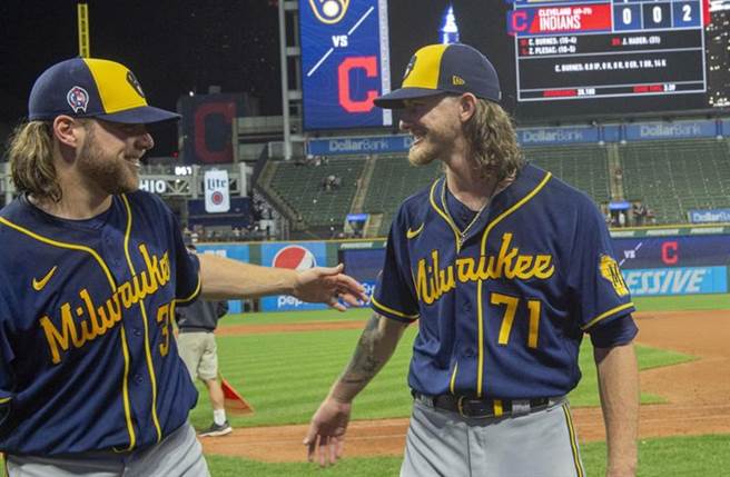 酿酒人先发投手柏恩斯(左)、救援投手海德联手缔造无安打比赛。（美联社）