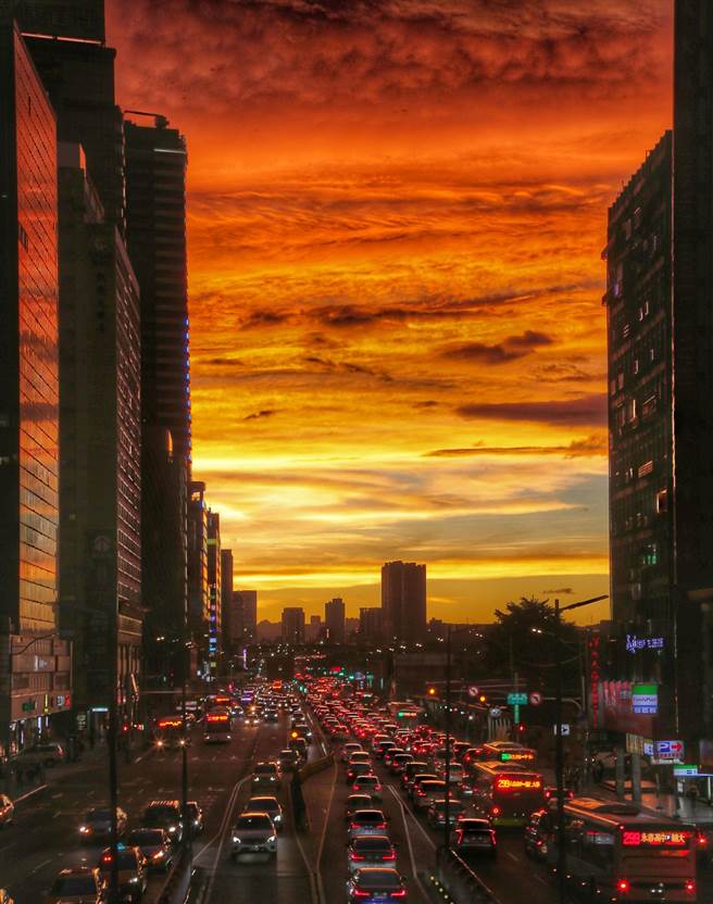 強颱璨樹報到，11日台北街頭天空出現俗稱「火燒雲」的壯麗雲彩。（羅永銘攝）