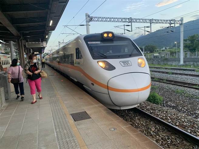 璨樹搗亂！台鐵東部列車停駛 國5中午後限速40公里。(資料照)
