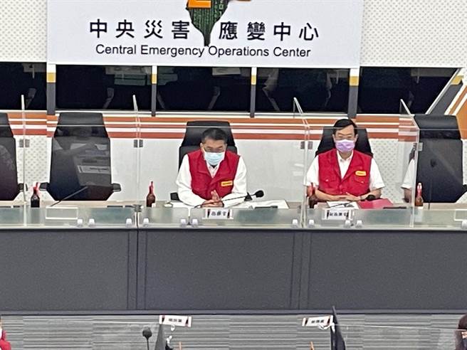 中度颱風璨樹來襲，中央災害應變中心今（12日）上午9時舉行第4次工作會報，由內政部長徐國勇主持。（葉書宏攝）