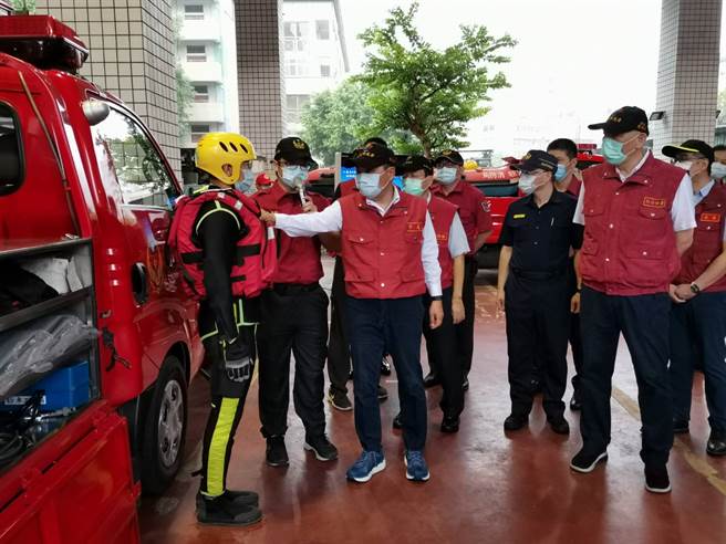 侯友宜率消防局黄德清局长及警察局黄宗仁局长前往板桥区海山消防分队及新海派出所视察，瞭解第一线参与应变的消防分队对于防颱整备能量。(新北市消防局提供)