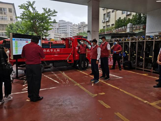 侯友宜率消防局黄德清局长及警察局黄宗仁局长前往板桥区海山消防分队及新海派出所视察，瞭解第一线参与应变的消防分队对于防颱整备能量。(新北市消防局提供)