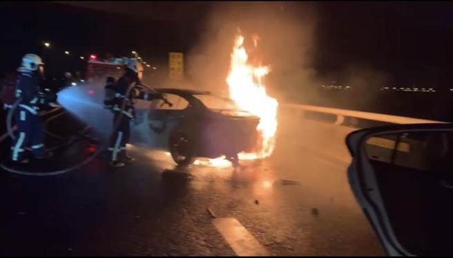 今天凌晨12点39分左右，国道3号彰化北上203.4公里处发生车祸，两辆自小客车追撞后，引发大火，遭撞的前车起火燃烧，熊熊大火照亮整个夜晚。(民眾提供／吴建辉彰化传真)