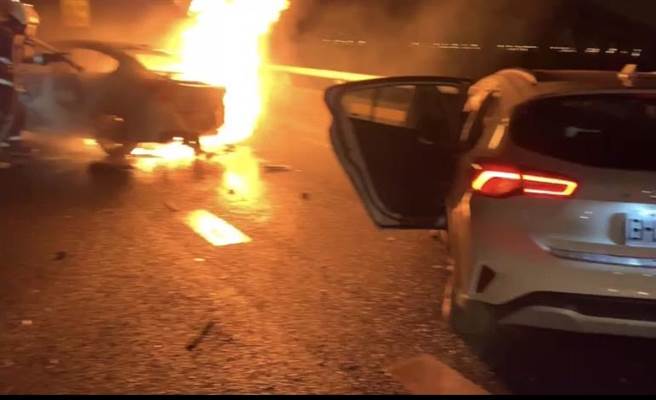 今天凌晨12点39分左右，国道3号彰化北上203.4公里处发生车祸，两辆自小客车追撞后，引发大火，遭撞的前车起火燃烧，熊熊大火照亮整个夜晚。(民眾提供／吴建辉彰化传真)