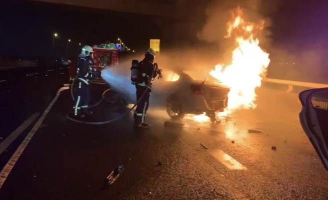 今天凌晨12点39分左右，国道3号彰化北上203.4公里处发生车祸，两辆自小客车追撞后，引发大火，遭撞的前车起火燃烧，熊熊大火照亮整个夜晚。(民眾提供／吴建辉彰化传真)