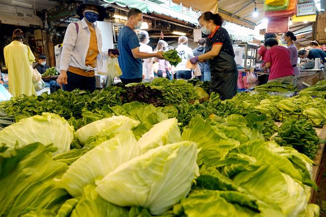 台北果菜市場9月上旬蔬菜每公斤交易均價為44.2元，璨樹颱風來襲，因各地有菜價上漲的預期心理，蔬菜每公斤均價格11日飆上49.4元，但隨著颱風路徑東移，以及水門關閉、3成承銷人不進場情況下，12日買氣轉弱回跌。（黃世麒攝）