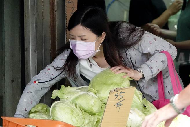 民眾赴傳統市場選購高麗菜。（黃世麒攝）