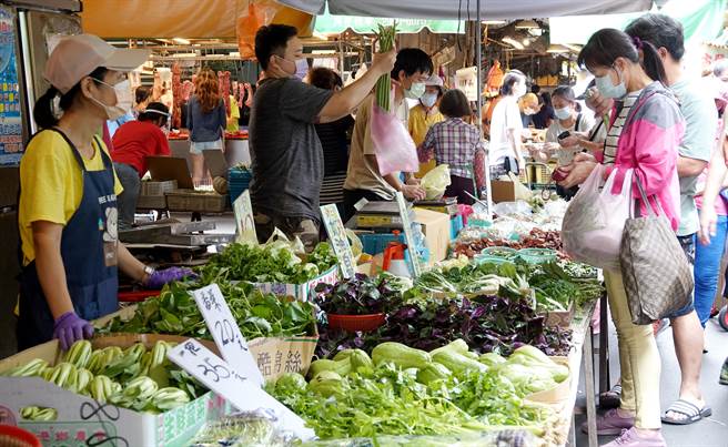 台北果菜市場9月上旬蔬菜每公斤交易均價為44.2元，璨樹颱風來襲，因各地有菜價上漲的預期心理，蔬菜每公斤均價格11日飆上49.4元，但隨著颱風路徑東移，以及水門關閉、3成承銷人不進場情況下，12日買氣轉弱回跌。（黃世麒攝）