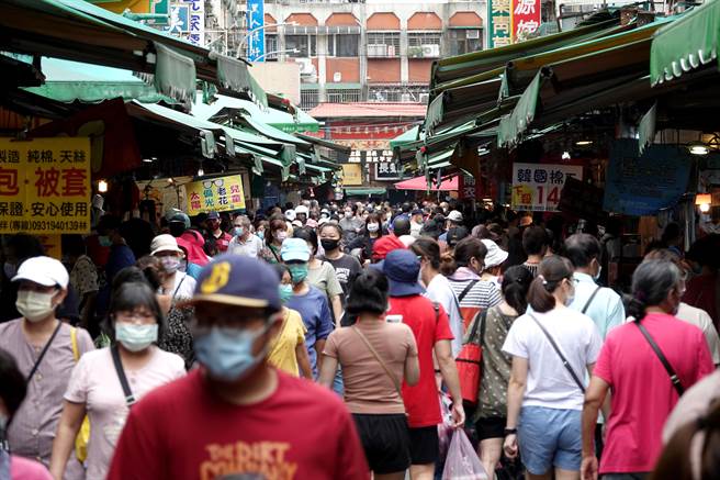 台北果菜市場9月上旬蔬菜每公斤交易均價為44.2元，璨樹颱風來襲，因各地有菜價上漲的預期心理，蔬菜每公斤均價格11日飆上49.4元，但隨著颱風路徑東移，以及水門關閉、3成承銷人不進場情況下，12日買氣轉弱回跌。（黃世麒攝）