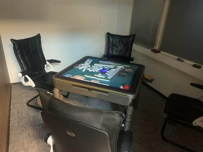 桃園一間麻將會館11日晚間被檢舉頻繁有人進出，警方上門果然發現業者違規復業，還嗆警沒超過50人。(翻攝照片／蔡依珍桃園傳真)