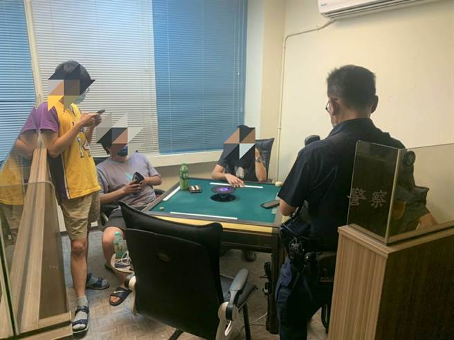 桃園一間麻將會館11日晚間被檢舉頻繁有人進出，警方上門果然發現業者違規復業，還嗆警沒超過50人。(翻攝照片／蔡依珍桃園傳真)