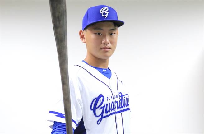 「成德大王」王苡丞以簽約金460萬元、60萬元激勵獎金及一軍月薪7萬元的2.5年合約，與富邦悍將達成加盟共識。（富邦悍將提供）