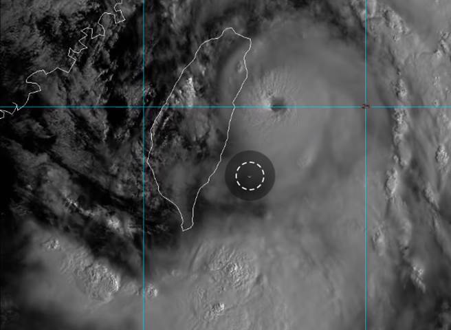 鄭明典提醒，璨樹強度未明顯減弱，北台灣要防備。（翻攝鄭明典臉書）
