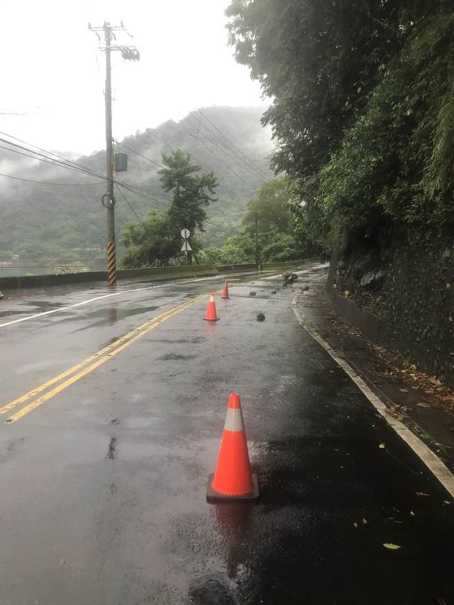台8线22K 处发生落石，和平警分局提醒，颱风期间山区可能持续降雨，非必要避免进入山区。（和平警分局提供／陈淑娥台中传真）