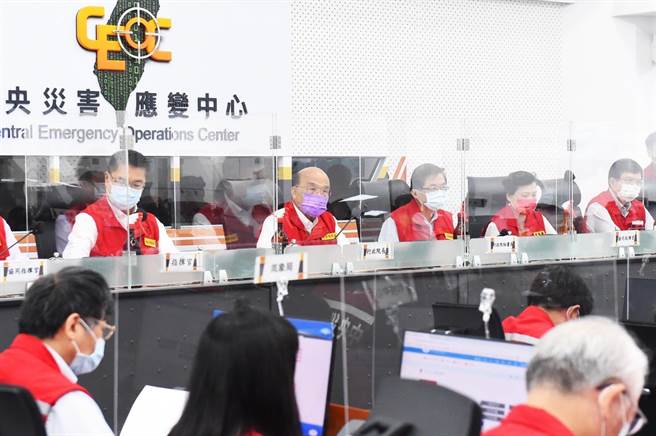 强烈颱风璨树来袭，中央气象局发布陆上海上颱风警报，行政院长苏贞昌11日上午主持第三次工作会报。（叶书宏摄）