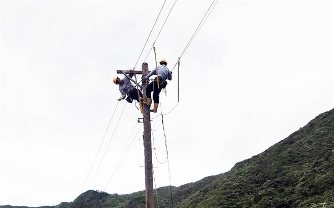 璨树颱风直扑兰屿造成多处停电，台东抢修中。（台电提供）
