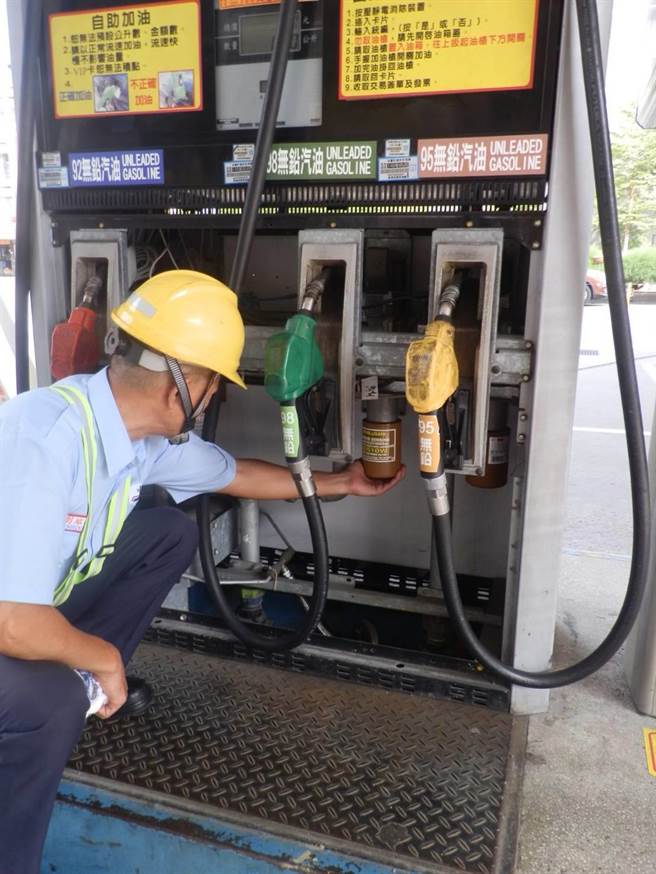 中油公布，持續維持亞洲鄰近國家最低價機制，柴油吸收0.7元後，明（13）日凌晨零時起汽、柴油價格各調降0.1元。(中油提供)